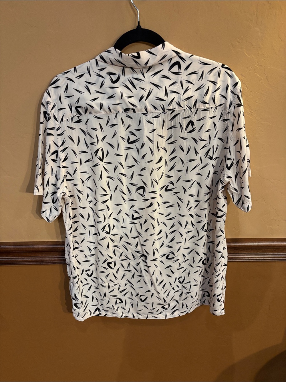 ALL SAINTS White Short Sleeve Button-Up Shirt with Black Leaf Motif - Picture 4 of 4